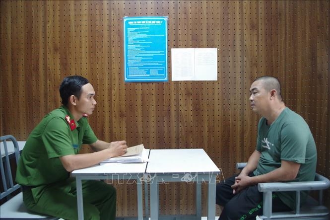 Cơ quan điều tra làm việc với đối tượng liên quan đến vụ án. Ảnh: TTXVN phát