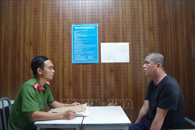 Cơ quan điều tra làm việc với đối tượng liên quan đến vụ án. Ảnh: TTXVN phát
