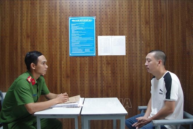 Cơ quan điều tra làm việc với đối tượng liên quan đến vụ án. Ảnh: TTXVN phát