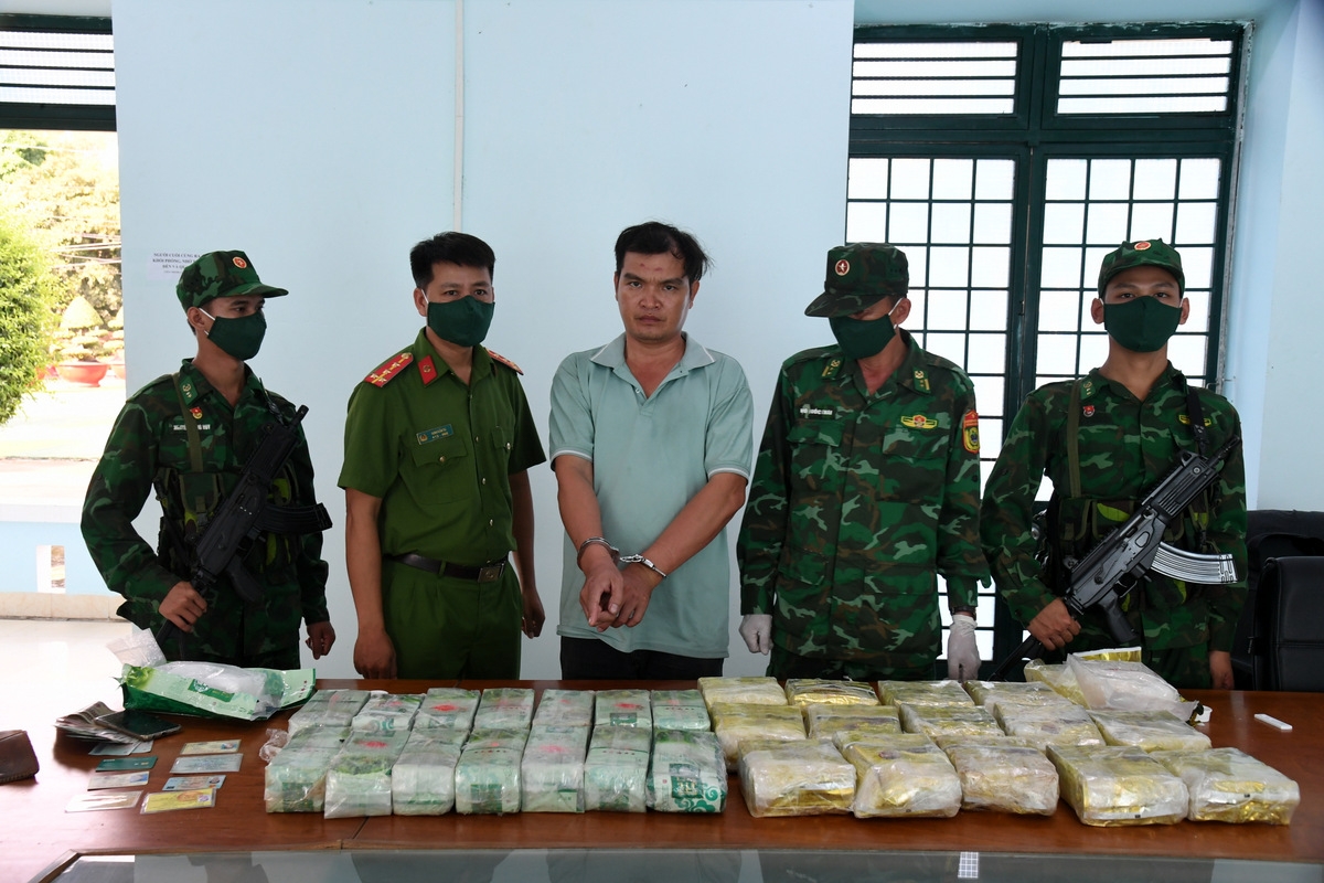 Lý Minh Thương cùng tang vật 30kg ma túy (ảnh Lê Quân)