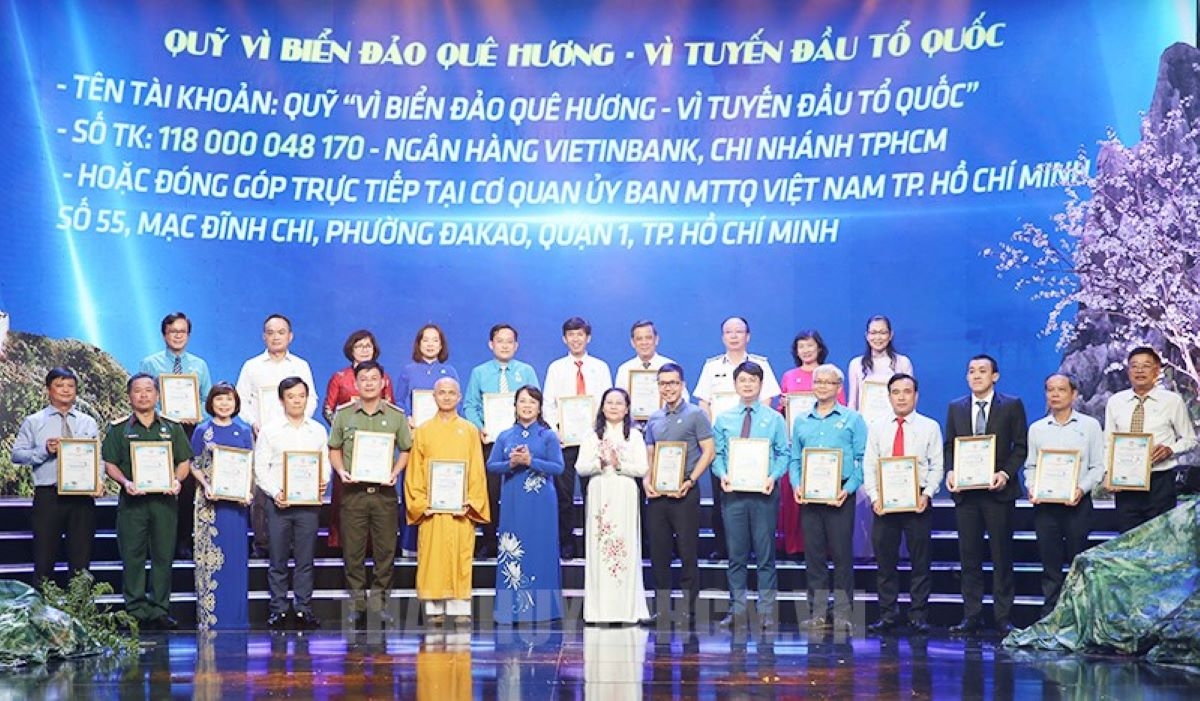 Năm 2023, các tổ chức, doanh nghiệp, nhà hảo tâm đã đóng góp hơn 34,2 tỷ đồng ủng hộ Quỹ “Vì biển đảo quê hương - Vì tuyến đầu Tổ quốc" (ảnh: L.H)
