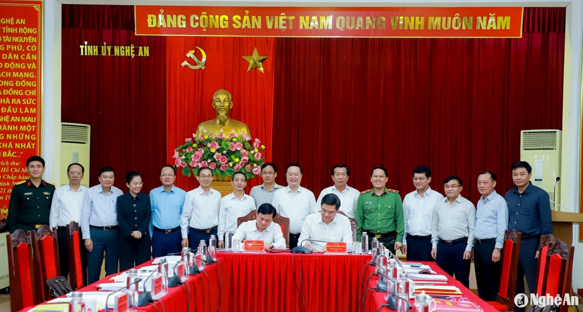 Bàn giao nhiệm vụ điều hành công việc của Tỉnh ủy Nghệ An. Ảnh: Báo Nghệ An