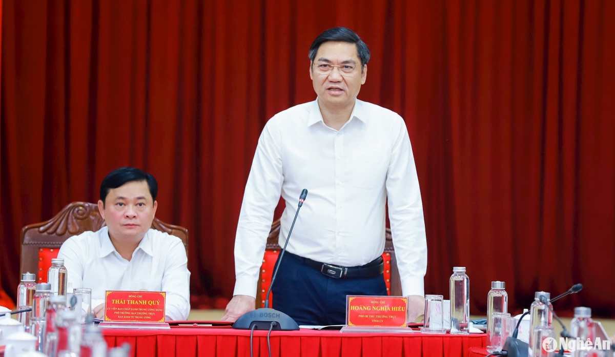 Phó Bí thư Thường trực Tỉnh ủy Nghệ An Hoàng Nghĩa Hiếu phát biểu tại hội nghị. Ảnh: Báo Nghệ An