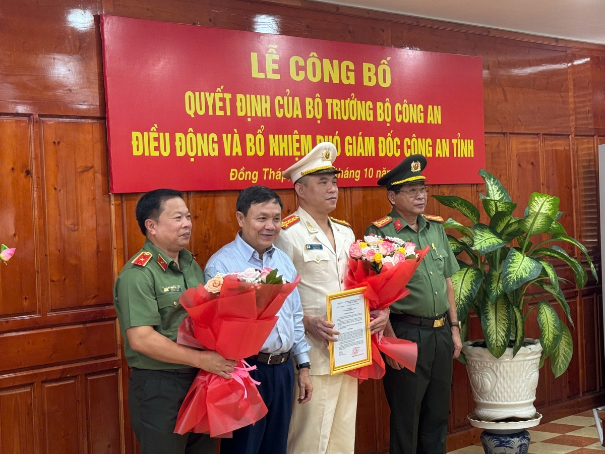 Đại tá Hà Văn Bắc (áo trắng) được bổ nhiệm làm Phó Giám đốc Công an tỉnh Đồng Tháp. (Ảnh: Ngô Long)