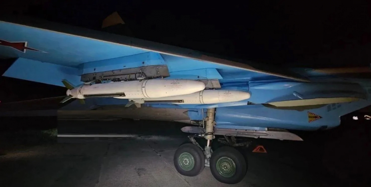 Bom lượn UMPB D-30 dưới cánh máy bay Su-34 của Nga. Ảnh: Nguồn mở
