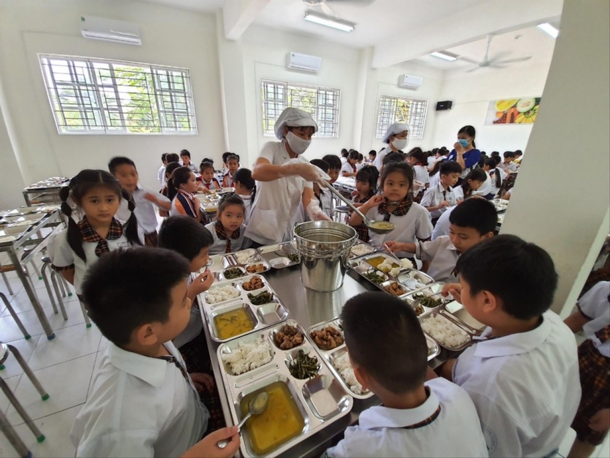 Chất lượng và an toàn thực phẩm bữa ăn bán trú luôn là nỗi lo của phụ huynh