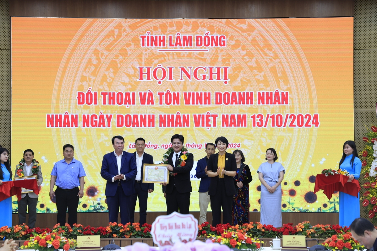 Ông Đinh Văn Dôn - Giám đốc Happy Day Travel nhận Bằng khen của UBND tỉnh Lâm Đồng