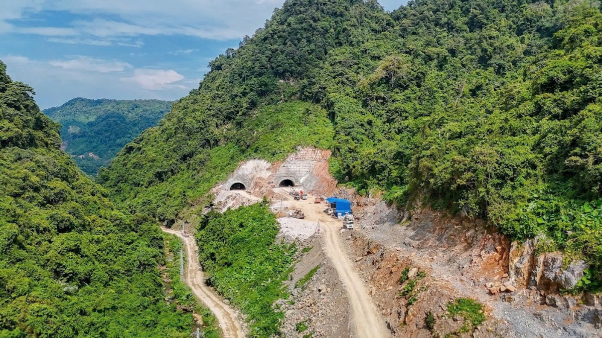 Một hầm xuyên núi trên tuyến cao tốc Đồng Đăng – Trà Lĩnh.