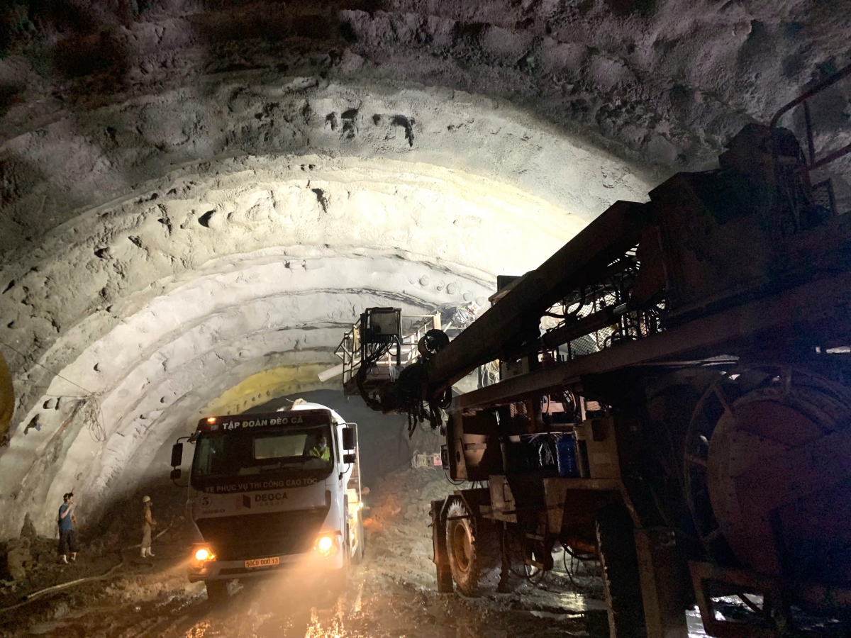 Thi công đường hầm Tuy An thuộc dự án thành phần Chí Thạnh - Vân Phong