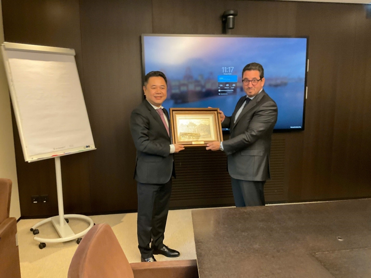 Phó Chủ tịch CMSC, Nguyễn Ngọc Cảnh tặng quà lưu niệm Tổng giám đốc Tập đoàn MSC Diego Aponte
