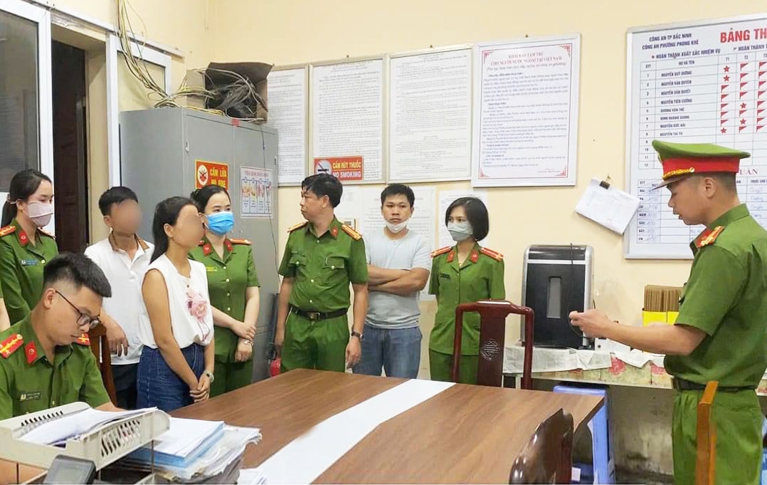Công an thành phố Bắc Ninh thực hiện lệnh bắt người bị giữ trong trường hợp khẩn cấp đối với Nguyễn Thị T.
