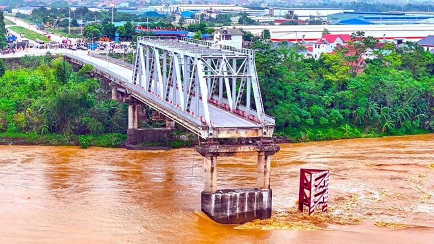 Cầu Phong Châu cũ trên Quốc lộ 32C (tỉnh Phú Thọ) bị sập ngày 9/9/2024 - Ảnh: Báo Phú Thọ