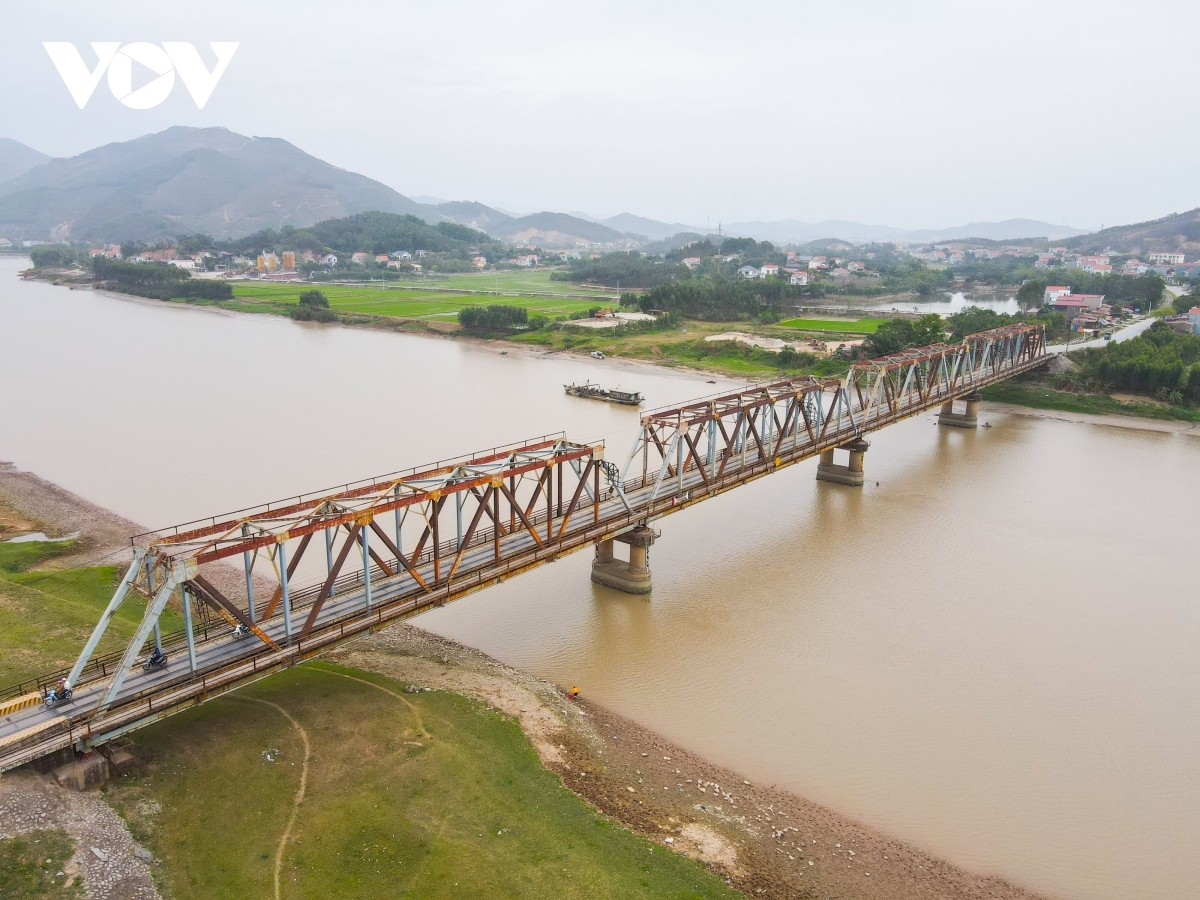 Toàn cảnh cầu Cẩm Lý, bắc qua sông Lục Nam