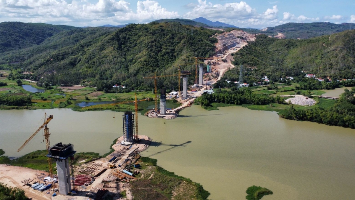 Công trường xây dựng cầu vượt sông Kỳ Lộ của dự án thành phần cao tốc Quy Nhơn - Chí Thạnh qua tỉnh Phú Yên
