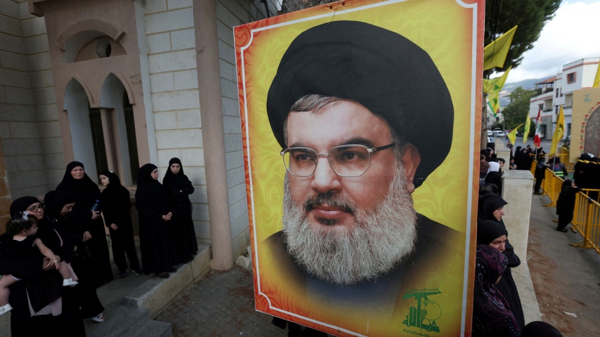 Bức ảnh ông Hassan Nasrallah tại lễ tang của một thành viên Hezbollah. Ảnh: Reuters