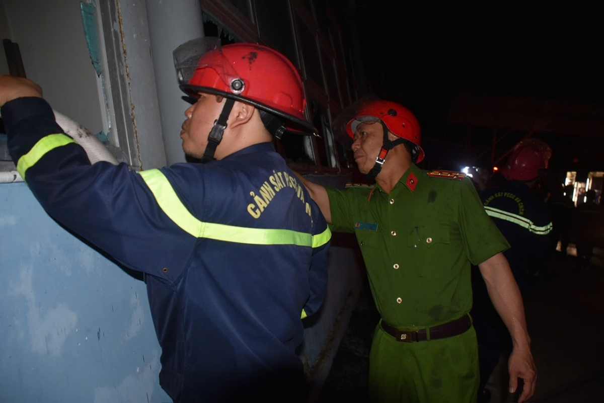 Cảnh sát PCCC công an tỉnh Bà Rịa - Vũng Tàu có mặt tại hiện trường triển khai phương án chữa cháy