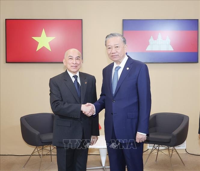 Ngay sau đó, Tổng Bí thư, Chủ tịch nước Tô Lâm đã có cuộc gặp Quốc vương Campuchia Norodom Sihamoni. Hai nhà lãnh đạo bày tỏ vui mừng trước những thành tựu của quan hệ láng giềng tốt đẹp, hữu nghị truyền thống, hợp tác toàn diện, bền vững lâu dài giữa Việt Nam và Campuchia thời gian qua, và mong muốn các thế hệ lãnh đạo sẽ tiếp nối truyền thống đó, tiếp tục nuôi dưỡng và thúc đẩy quan hệ phù hợp với nhu cầu trong giai đoạn phát triển mới. (Ảnh: TTXVN)