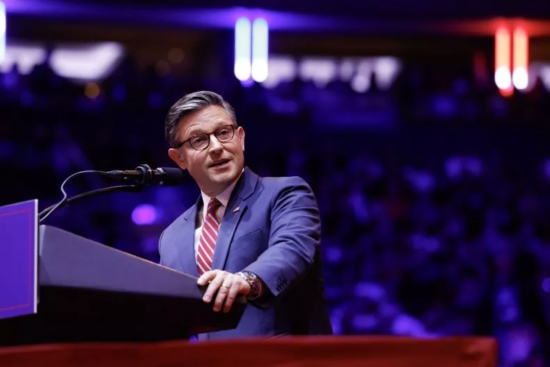 Chủ tịch Hạ viện Mỹ Mike Johnson tại cuộc vận động cho cựu Tổng thống Donald Trump ở New York, tối 27/10/2024. Ảnh: Getty