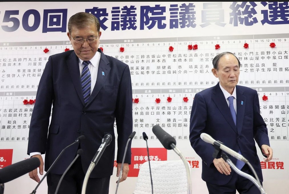 Chủ tịch Ishiba Shigeru và phó chủ tịch Suga Yoshihide của LDP sau khi có kết quả bầu cử (ảnh: Jiji Press)