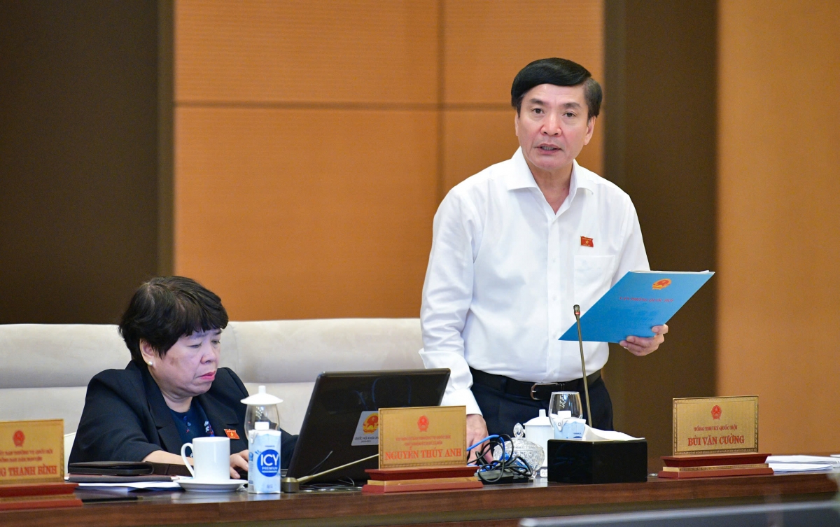 Ông Bùi Văn Cường Tổng thư ký Quốc hội phát biểu tại phiên họp.