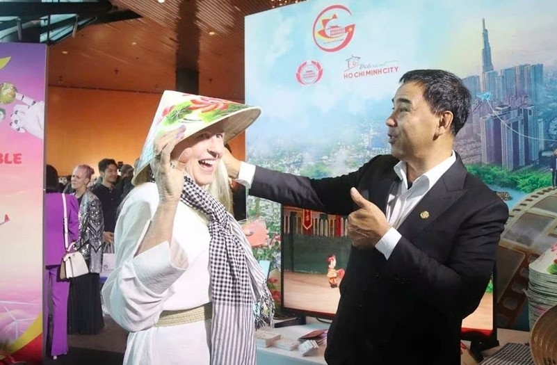 A filmmaker learns about Vietnam at Vietnam’s tourism - cinema promotion programme in the US. (Photo: hanoimoi.vn)
