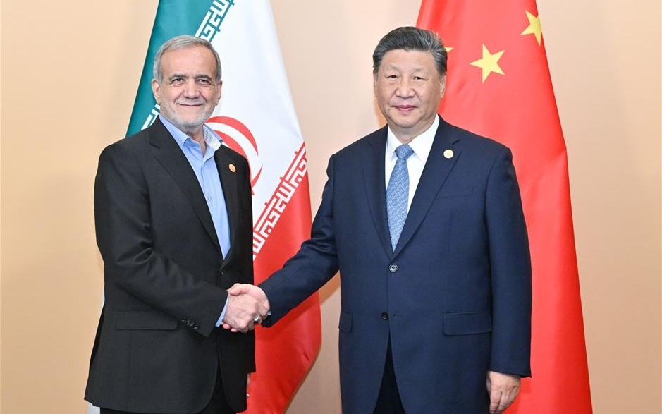 Chủ tịch Tập Cận Bình (phải) và Tổng thống Iran Masoud Pezeshkian. Ảnh Tân Hoa xã.