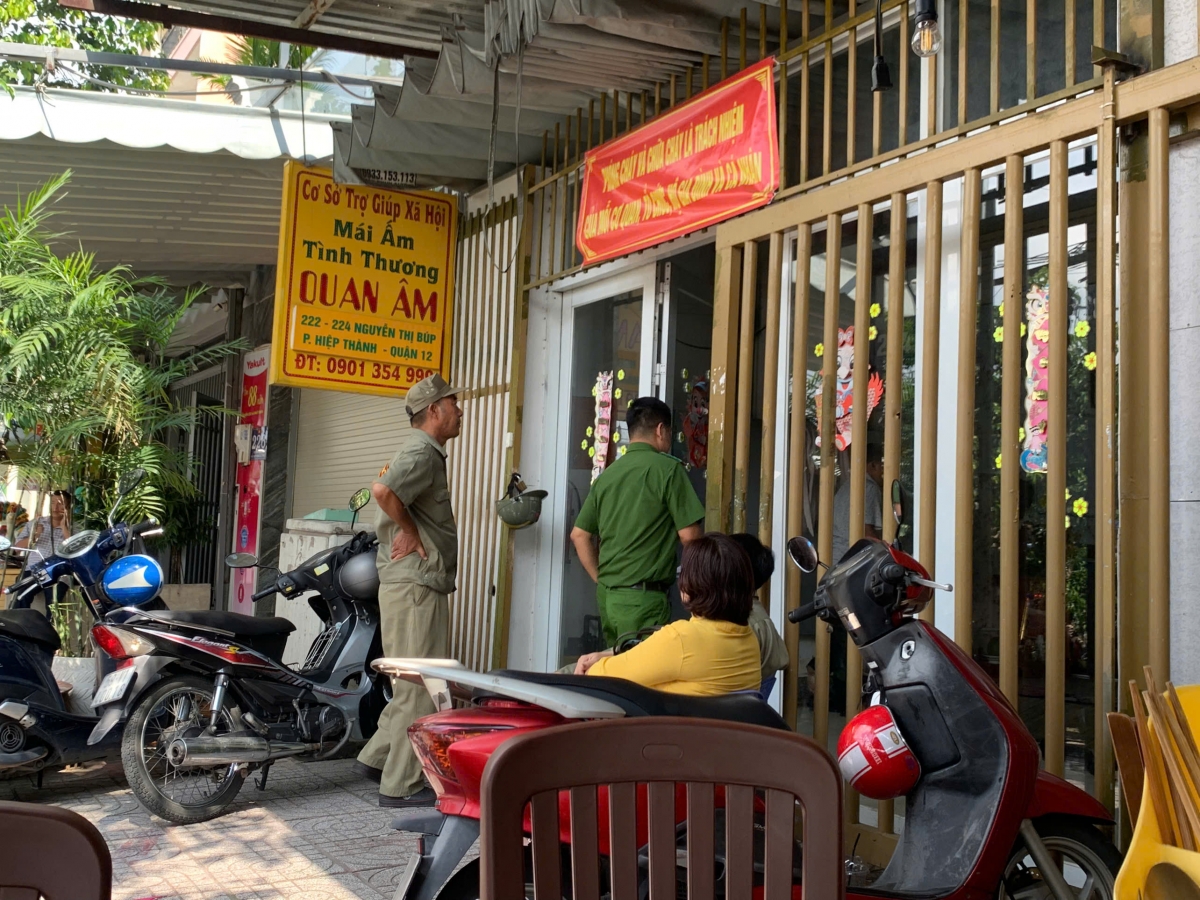 Cơ quan chức năng làm việc tại Mái ấm Quan Âm (Ảnh: L.Tr)