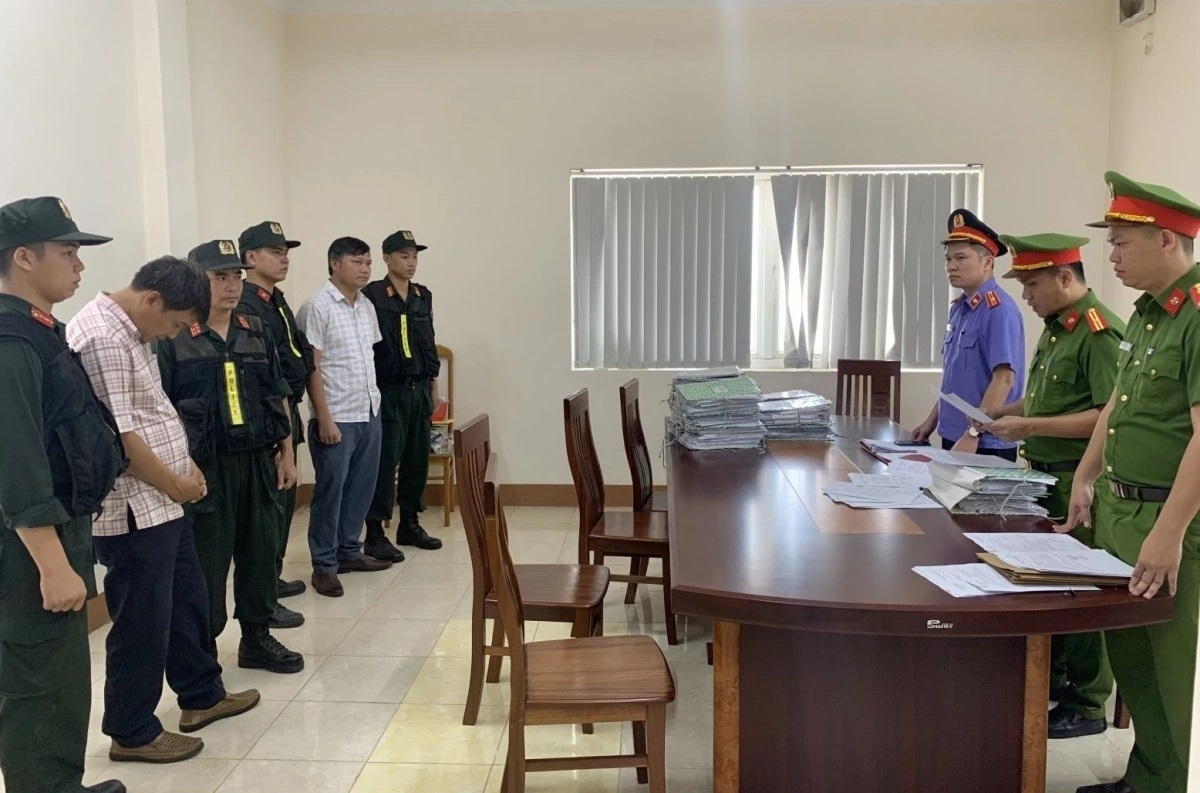 Cơ quan Công an đọc lệnh bắt những cán bộ Phòng Tài nguyên Môi trường huyện Hướng Hóa liên quan các sai phạm về quản lý đất đai