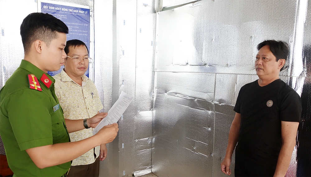 Cơ quan Công an tống đạt quyết định khởi tố, lệnh tạm giam đối với Nguyễn Minh Hùng