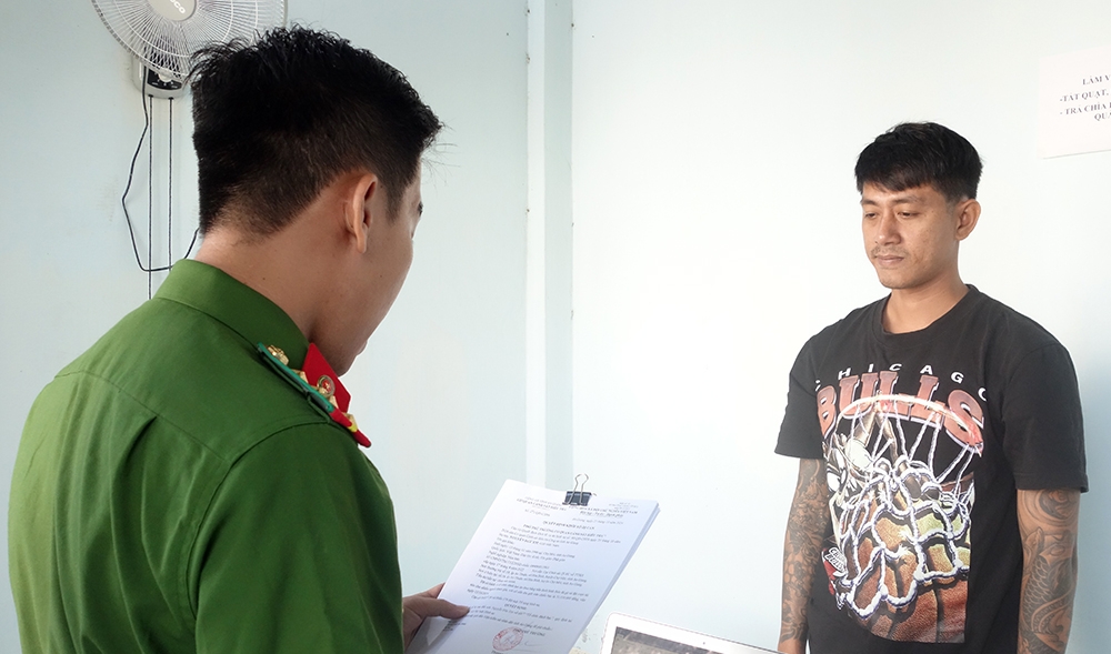 Cơ quan Công an tống đạt quyết định khởi tố và lệnh tạm giam đối với Nguyễn Đức Em