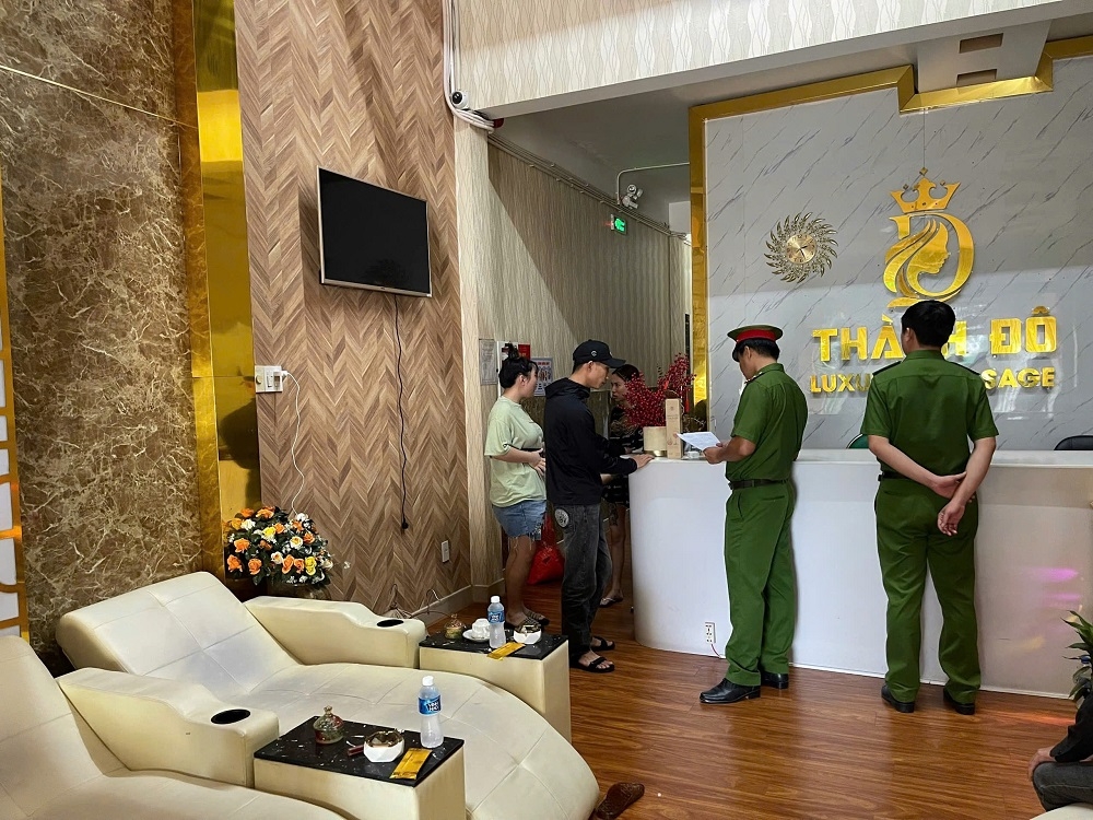 Cơ quan điều tra khám xét tại nơi làm việc cơ sở massage Thành Đô. Ảnh: CABT 