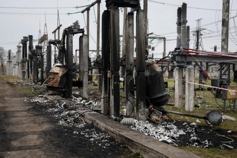 Một trạm điện cao thế ở Ukraine bị hư hại sau các cuộc tấn công. Ảnh: Reuters