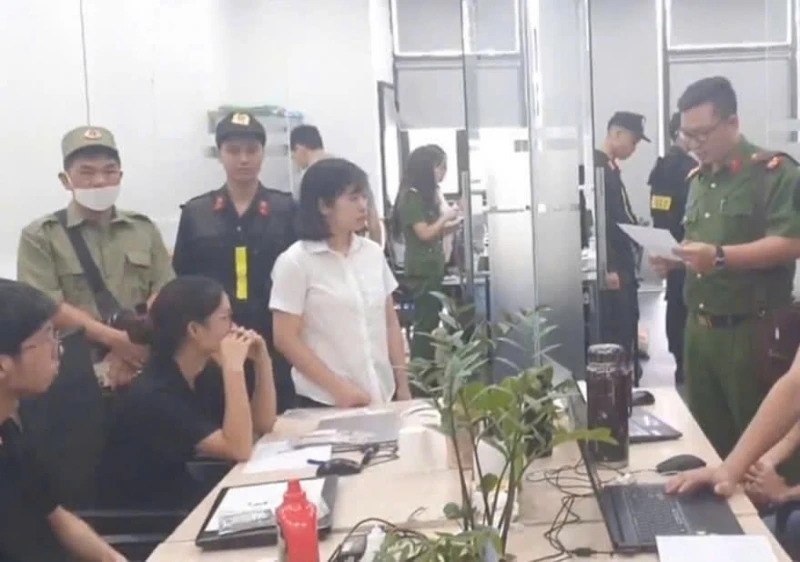 Cơ quan Cảnh sát Điều tra Công an thành phố Hà Nội thực hiện lệnh khám xét trụ sở công ty. (Nguồn: CACC)