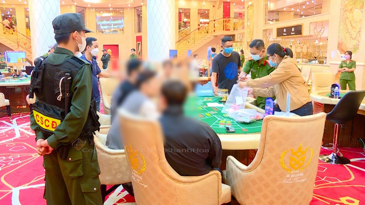 Công an bắt đánh bạc tại khách sạn Sheraton Nha Trang vào tháng 5/2023.