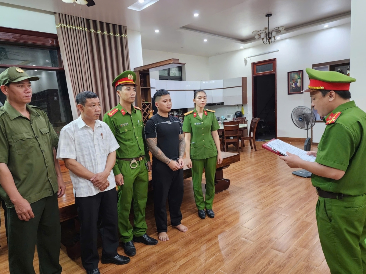 Công an huyện Bố Trạch thi hành lệnh bắt tạm giam Nguyễn Trường Thiện (mặc áo đen)