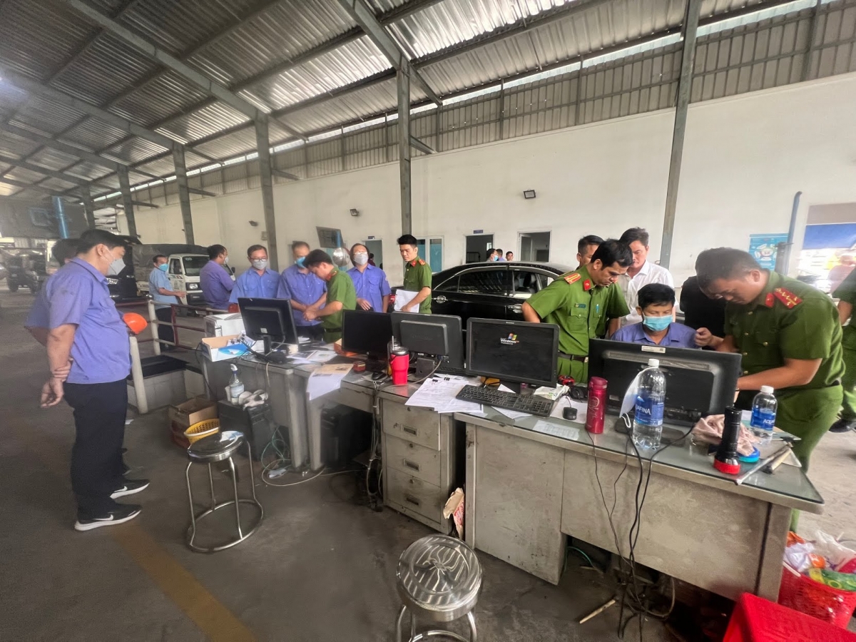 Công an khám xét nơi làm việc của các đối tượng tại Trung tâm đăng kiểm 60-04D (Ảnh: Công an tỉnh Đồng Nai)