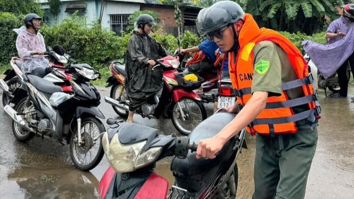 Lực lượng công an hỗ trợ di dời tài sản của người dân (Ảnh: Công an tỉnh Đồng Nai)