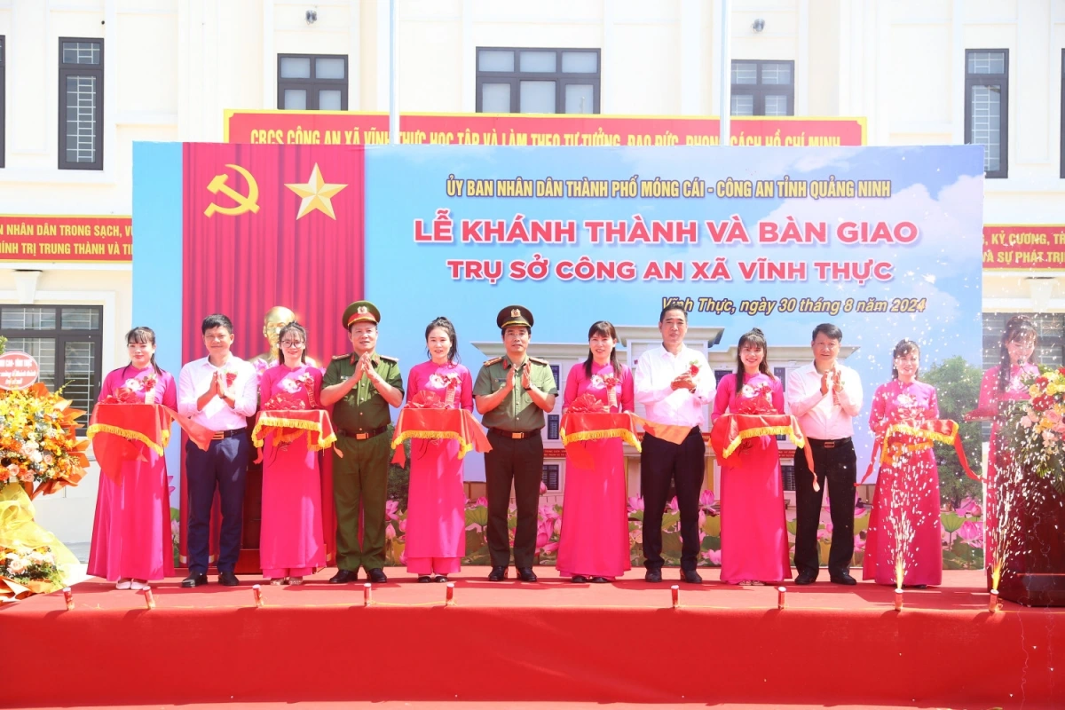 Lãnh đạo Công an tỉnh Quảng Ninh và UBND thành phố Móng Cái cắt băng khánh thành trụ sở Công an xã Vĩnh Thực, TP Móng Cái