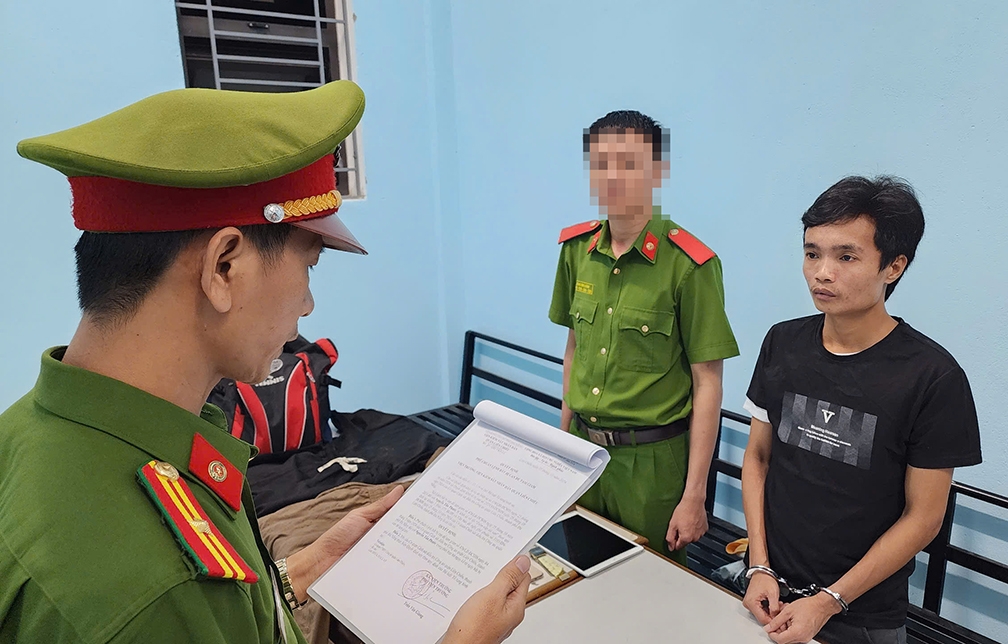 Công an tống đạt quyết định khởi tố vụ án