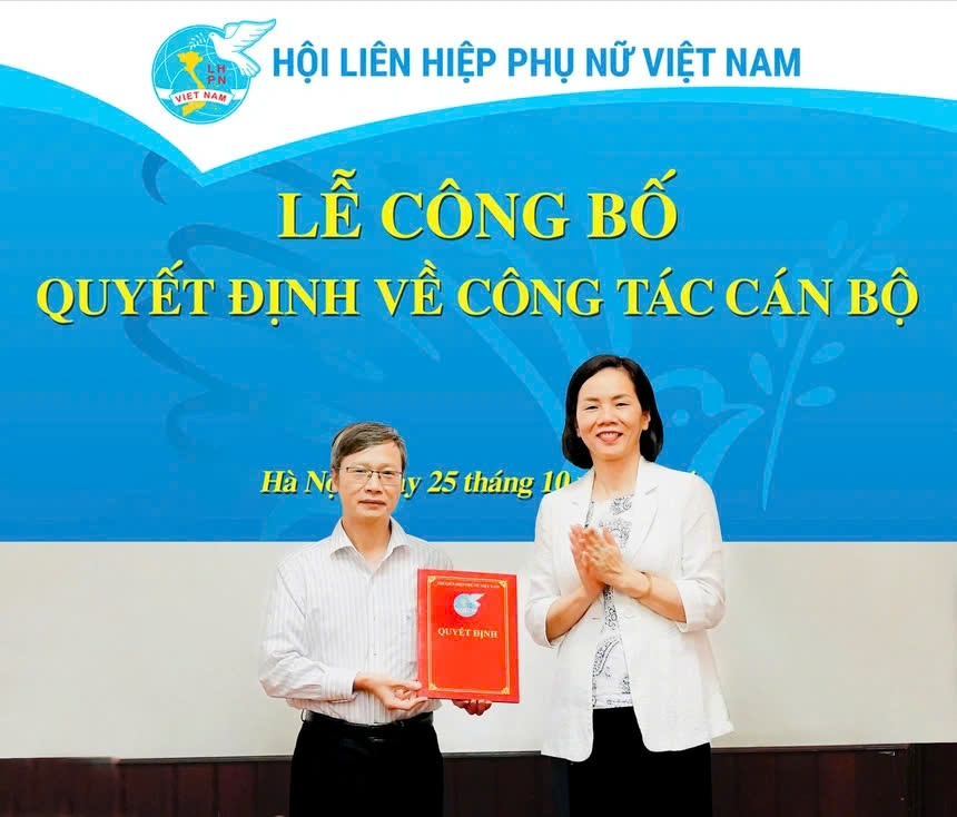 Phó Chủ tịch Hội LHPN Việt Nam Nguyễn Thị Minh Hương trao quyết định cho đồng chí Phí Quốc Thuyên