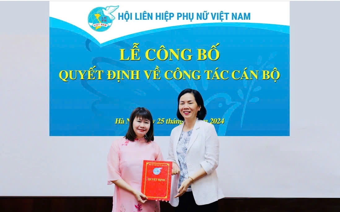 Phó Chủ tịch Hội LHPN Việt Nam Nguyễn Thị Minh Hương (bên phải ảnh) trao quyết định cho bà Nguyễn Thị Thục Hạnh
