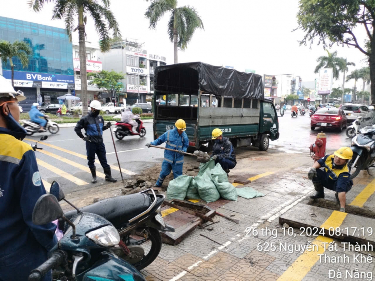 Công ty Thoát nước và xử lý nước thải Đà Nẵng khẩn trương thu dọn cống rãnh đề phòng ngập úng do mưa lớn