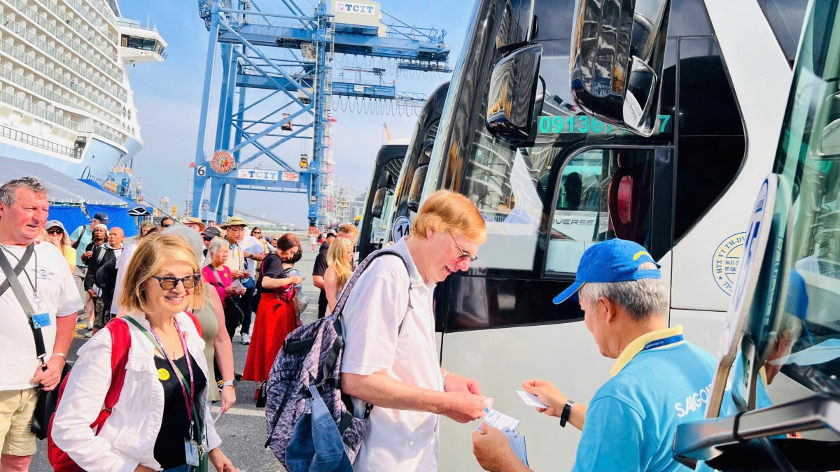 Five-star cruise ship Quantum of the Seas, carrying over 2,000 passengers and crewmembers on board, docks at Phu My port of the southern province of Ba Ria- Vung Tau on October 26. (Photo: nld.com.vn)