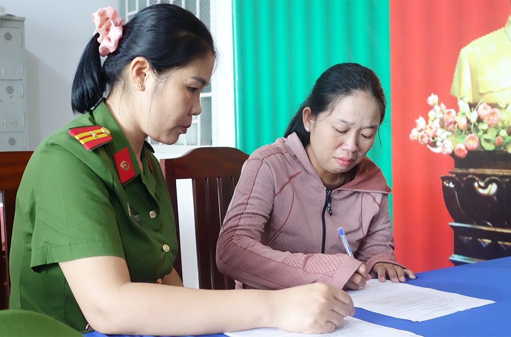 Trần Thị Kim Cương ký nhận các Quyết định và Lệnh