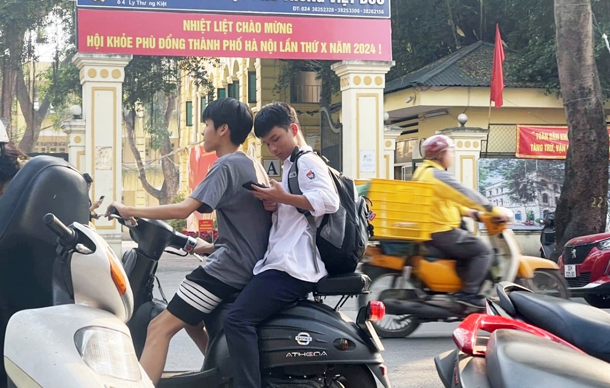 Học sinh điều khiển xe máy điện vi phạm nhan nhản ngoài cổng trường