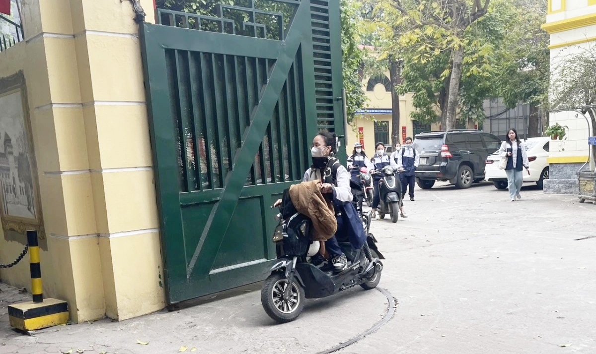 Nhiều học sinh đi xe máy điện vi phạm từ trong sân trường ra đến ngoài đường