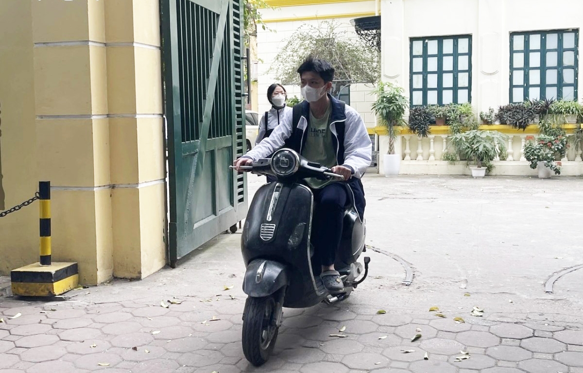 Nhiều nơi các gia đình, nhà trường còn nuông chiều, thậm chí buông lỏng quản lý khi giao xe máy điện cho học sinh dưới 16 tuổi