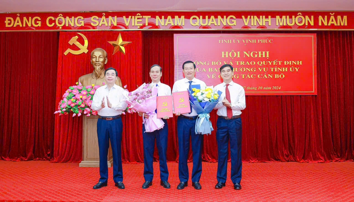Lãnh đạo Tỉnh ủy Vĩnh Phúc trao quyết định, tặng hoa chúc mừng ông Nguyễn Tuấn Khanh và Trần Thanh Hải. Ảnh: Báo Vĩnh Phúc