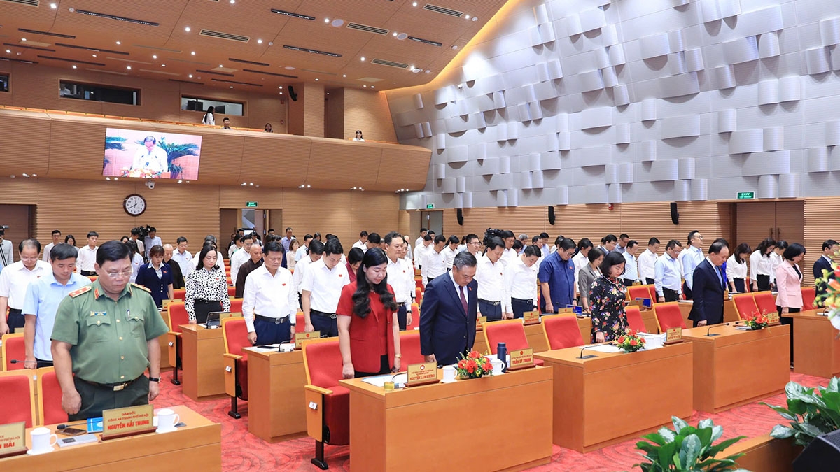 Đại biểu dự kỳ họp đã dành một phút để tưởng nhớ đồng bào, chiến sỹ đã hy sinh, tử nạn do cơn bão số 3