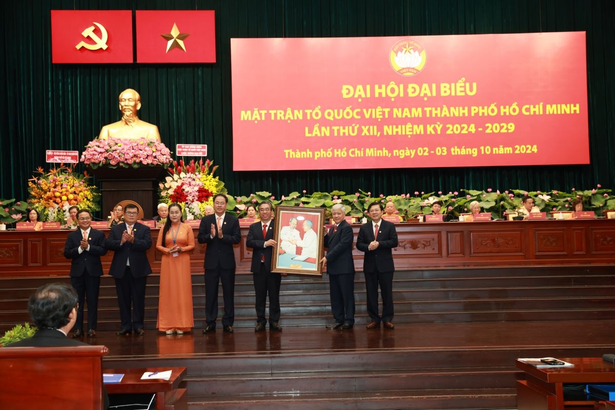 Chủ tịch Ủy ban Trung ương MTTQ Việt Nam Đỗ Văn Chiến tặng quà chúc mừng Đại hội (ảnh: MTTQ)